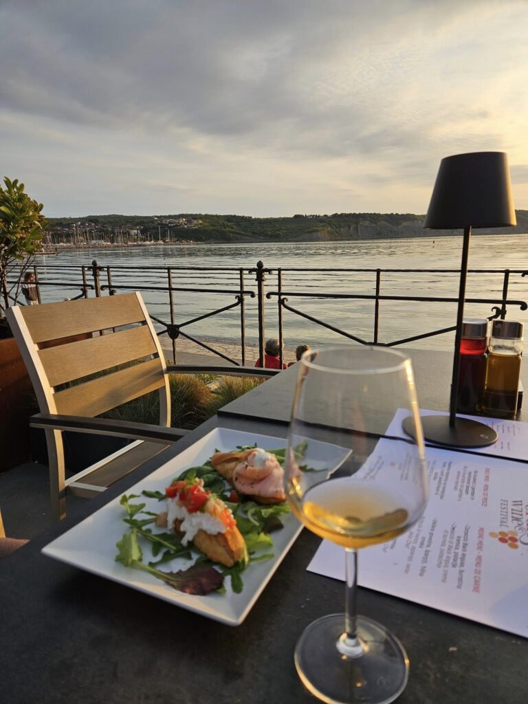 Kozarec vina ob sončnem zahodu